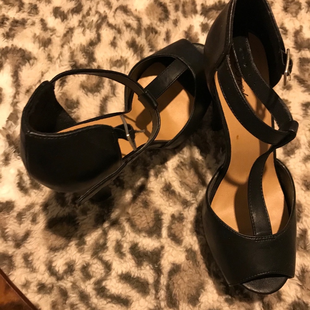 Women size 8.5 stilettos with strap - Picture 2 of 4